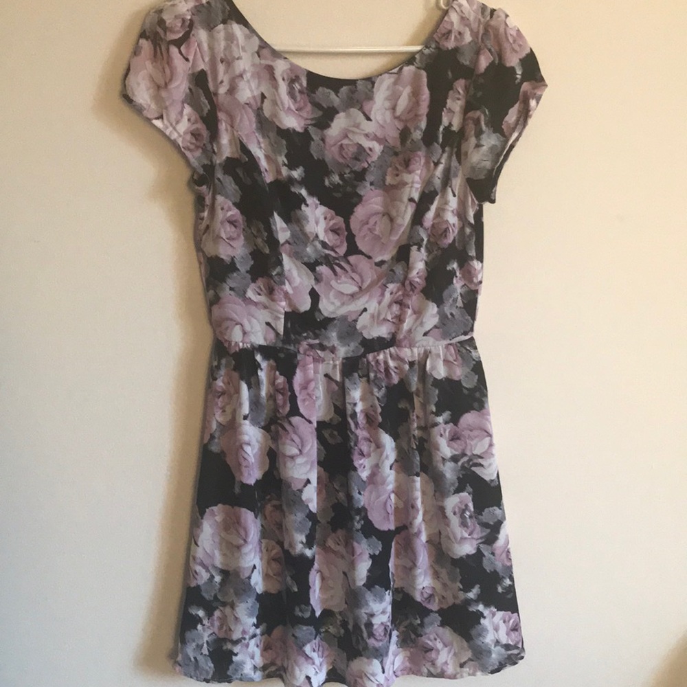 Dress 100%polyester.Zipper on the back..